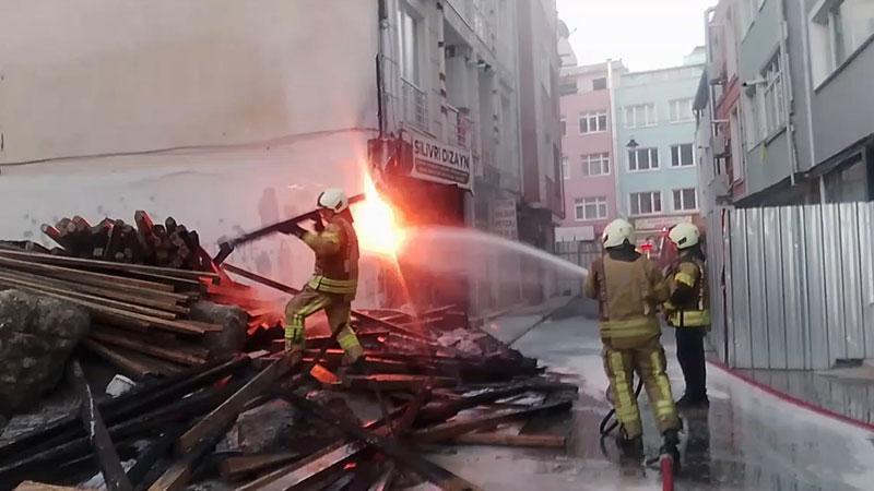 ELEKTRİK PANOSU PATLADI: İNŞAAT TAHTALARI ALEV ALEV YANDI, MAHALLE KARANLIĞA GÖMÜLDÜ!