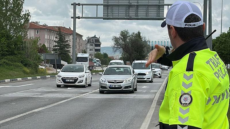 Kütahya’da Bayram Yoğunluğu: Kara Yollarında 10 Kilometrelik Trafik Kuyruğu