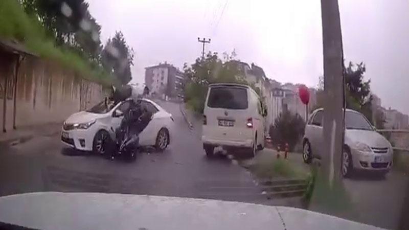 Alaplı’da Motosikletli Kaza Kamerada: Sürücü Otomobil Tavanına Çıktı