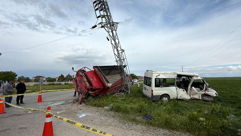 Aksaray Eskil’de Kaza: Servis Minibüsü ile Kamyonet Çarpıştı, 5 Yaralı