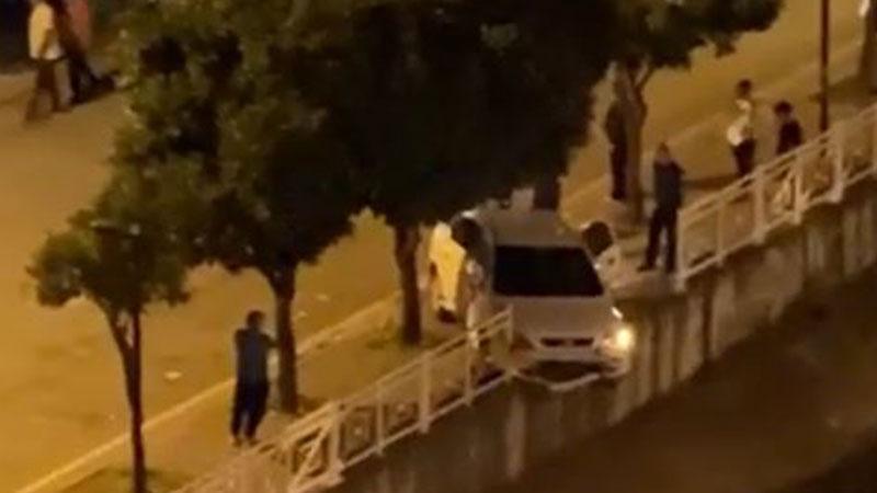 Seyhan’da Kontrolden Çıkan Araç Korkuluklara Çarptı