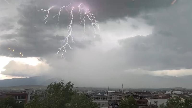 Tokat’ta Yağmur Öncesi Gökyüzünü Aydınlatan Yıldırımlar
