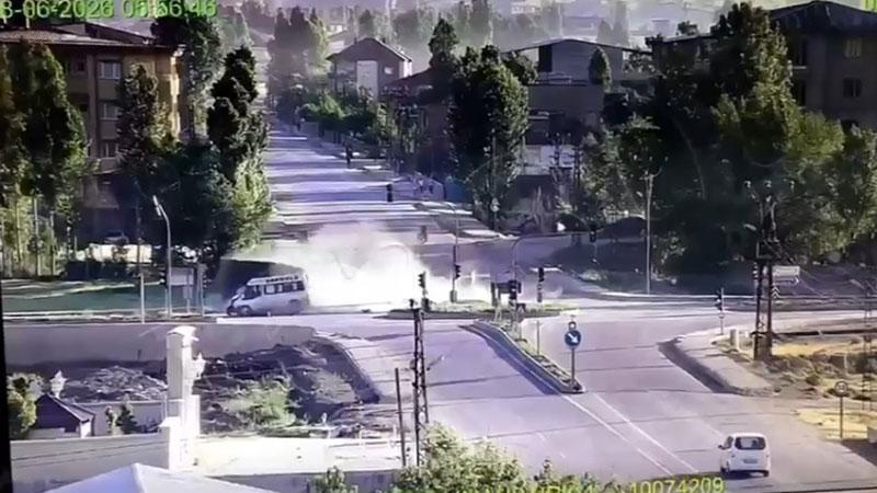 Yüksekova’da Feci Kaza: Minibüs ile Kamyon Çarpıştı, 3 Ölü