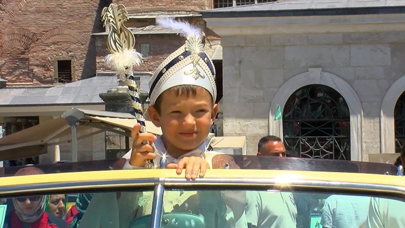 İSTANBUL’DA GELENEKSEL SÜNNET ŞÖLENİ: TAKSİM’DEN AYASOFYA’YA RENKLİ KONVOY