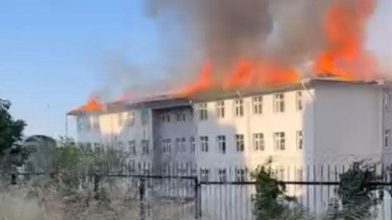 Ortaokul Çatısında Onarım Sırasında Yangın: Çatı Alev Alev Yandı