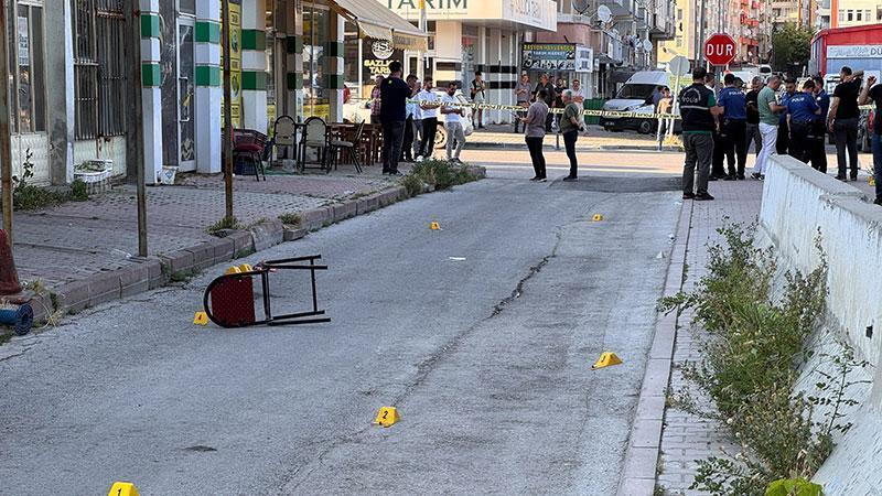KIRAATHANEDE SİLAHLI KAVGA: 4 YARALI