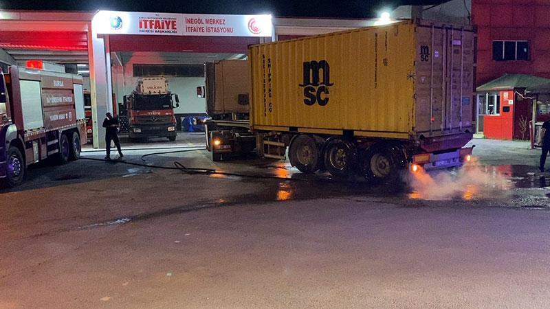 Seyir Halindeki TIR’da Yangın Çıktı, Sürücü Aracı İtfaiyeye Kadar Götürdü