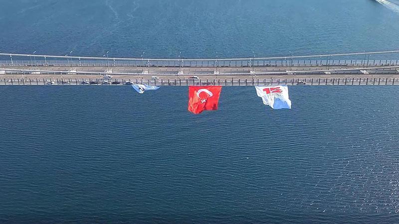 1915 Çanakkale Köprüsü’ne 15 Temmuz Kapsamında Türk Bayrağı Asıldı