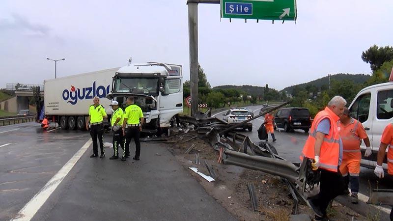 Kurtköy TEM Otoyolu’nda TIR Bariyerlere Çarptı: Ankara İstikametinde Trafik Yoğunluğu Oluştu