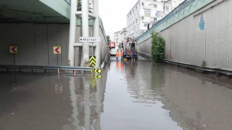 İstanbul’da Sağanak Yağış Sonrası Alt Geçit Su Altında Kaldı: Trafiğe Kapatıldı