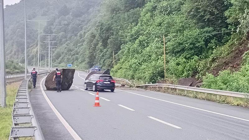 Karadeniz Sahil Yolu’nda kaya paniği! Dev kayalar yola düştü
