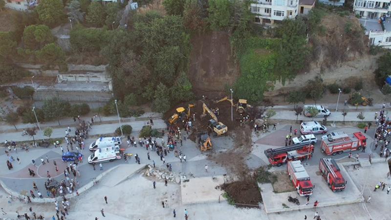 Büyükçekmece’de toprak kayması paniği: 3 saatlik aramada göçük altında kimse bulunamadı