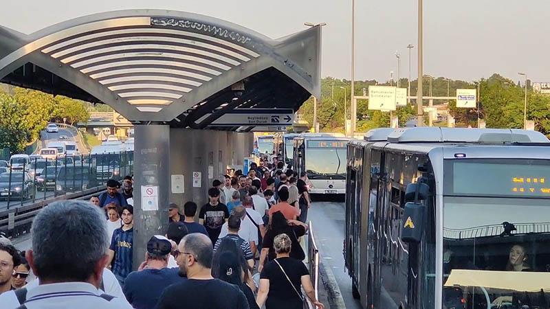 Şirinevler Metrobüs Durağı’nda kaza: Yola düşen kadın ağır yaralandı