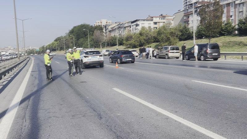 TEM’de sabah saatlerinde korkutan kaza: Kopan parça 10 aracı birbirine kattı