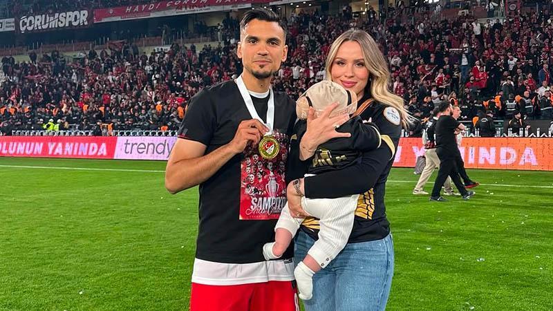 Futbolcu Atakan Akkaynak, Eşi ve 6 Aylık Bebeği Kazada Yaralandı