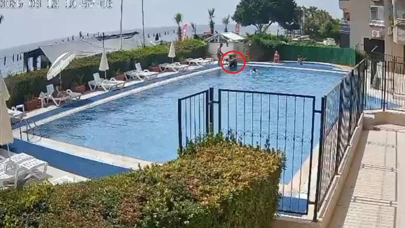 Havuzda Boğulma Tehlikesi Geçiren Çocuğu Görevli Kurtardı