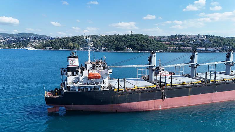 İHA saldırısında hasar gören kuru yük gemisi İstanbul Boğazı’ndan geçirildi