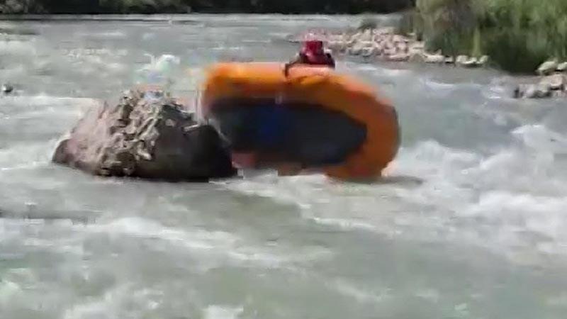 Çoruh Nehri’nde rafting heyecanı! Kayaya çarpan bot devrildi