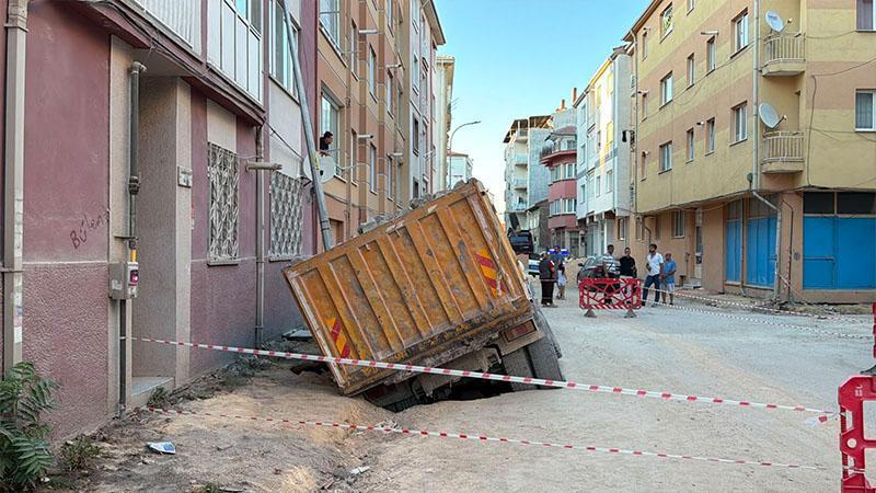 Eskişehir’de yol çöktü, hafriyat kamyonu çukura düştü