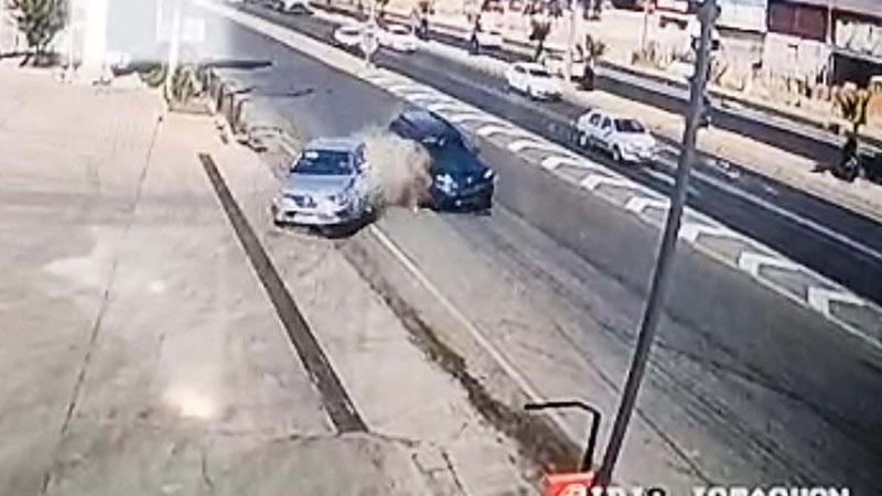 İki otomobil ile TIR’ın karıştığı kaza kamerada: 1 yaralı