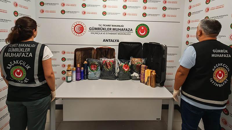 Antalya Havalimanı’nda 18 kilo 921 gram likit metamfetamin ele geçirildi