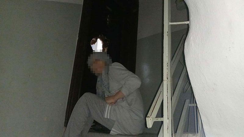 Komşusunun kapısını matkap ve sert cisimlerle kırdı