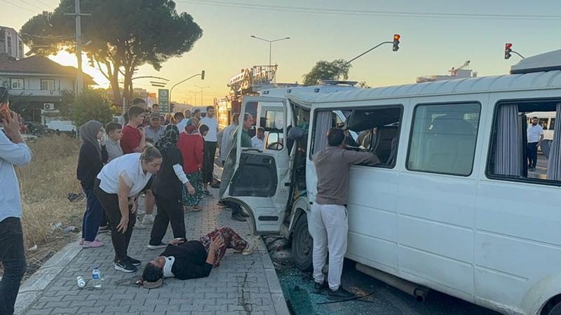 Beton mikseri karşı şeride geçip iki minibüse çarptı: 1 ölü, 8 yaralı