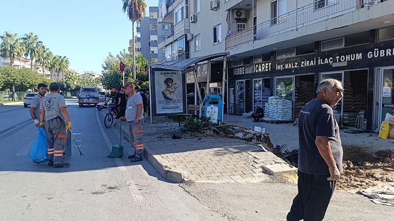 Alanya’da otomobil önce yayaya, ardından duraktaki çifte çarptı: 3 yaralı