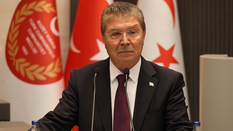 Ünal Üstel’den Hristodulidis ve Dendias’a tepki: “Haklarımızdan vazgeçirilemeyiz”