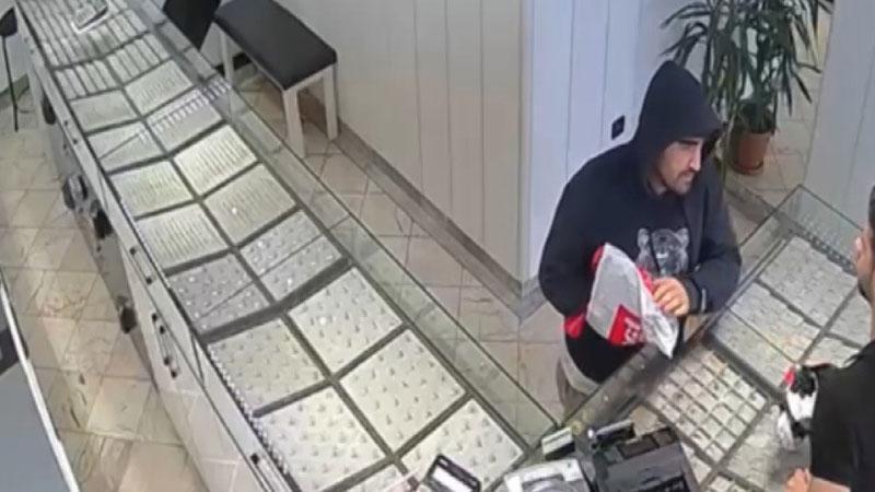 Bayrampaşa’da şemsiyeyi tabanca gibi gösterip kuyumcuyu soydu; altınlar imitasyon çıktı