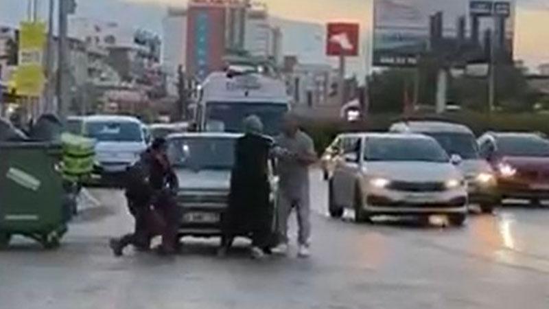 Trafikte tartıştığı sürücünün otomobilini tekmeledi: 180 bin lira ceza kesildi
