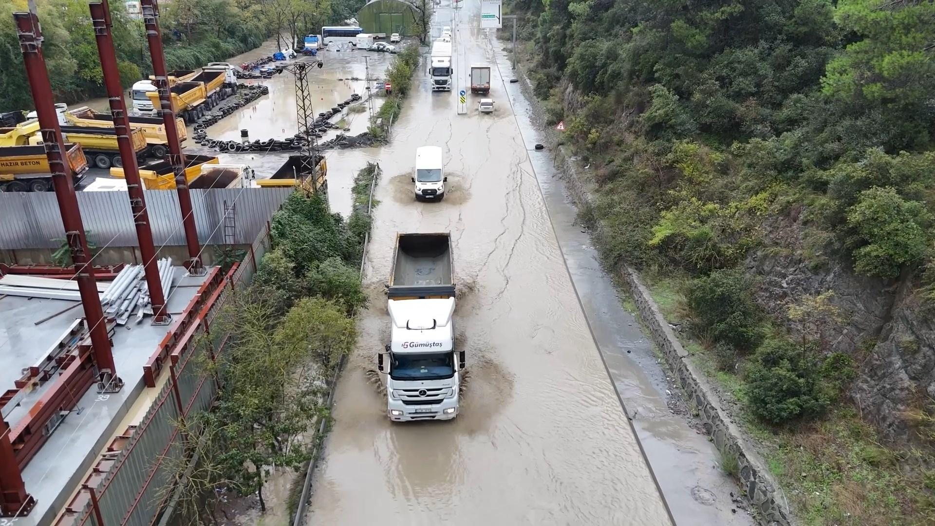 Eyüpsultan’da sağanak sonrası yollar göle döndü: O anlar havadan görüntülendi