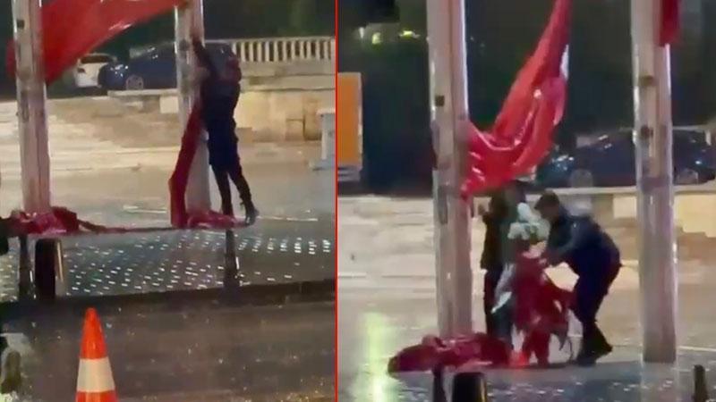 Taksim’de yere düşen Türk bayrağına polis müdahale etti