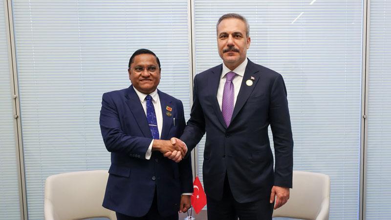 Hakan Fidan, Sri Lankalı mevkidaşı Herath ile Bakü’de görüştü