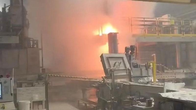 Alüminyum fabrikasında patlama sonrası yangın çıktı: 2 işçi hastaneye kaldırıldı