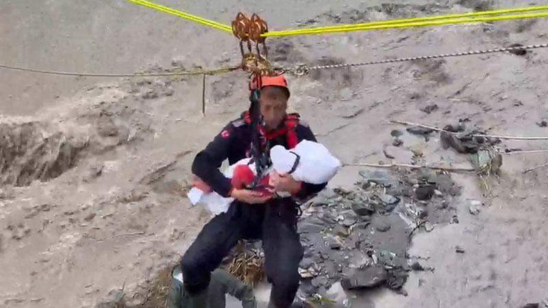 Selden kurtardığı 8 aylık Zeynep bebeği ninniyle uyuttu: “Paha biçilemez mutluluktu”