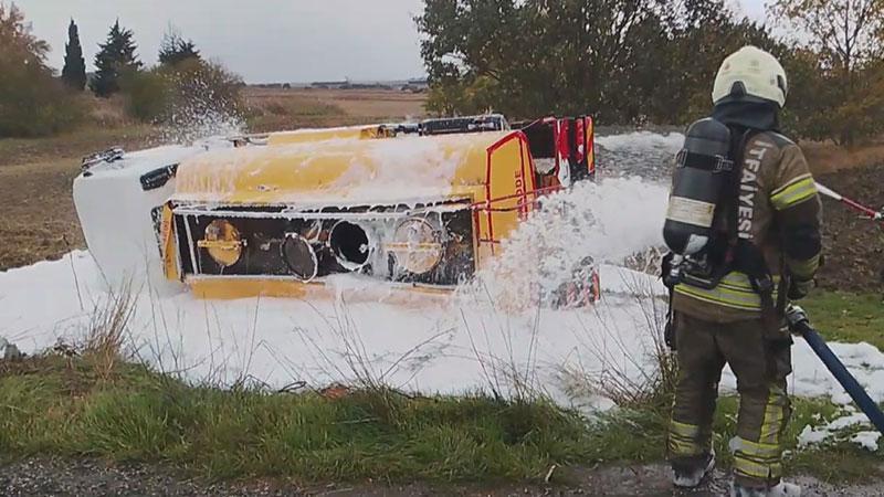 Silivri’de yakıt yüklü tanker şarampole devrildi: Sürücü yara almadan kurtuldu